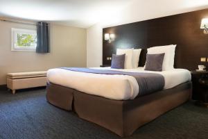 Postel nebo postele na pokoji v ubytování SOWELL HOTELS Domaine de la Petite Isle