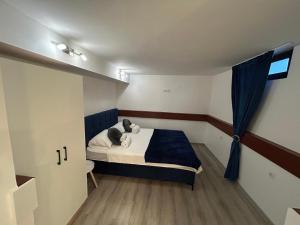 un dormitorio con una cama en una habitación en Studio apartment Bulevar, en Mostar