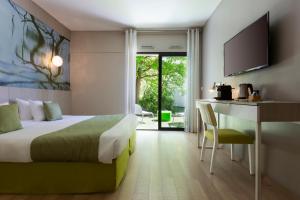 Postel nebo postele na pokoji v ubytování SOWELL HOTELS Domaine de la Petite Isle