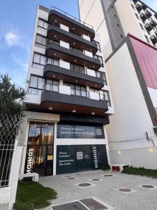 ニテロイにあるApto novo perto da UFF e Plazaの前に看板がある建物