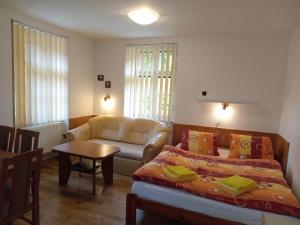 Posteľ alebo postele v izbe v ubytovaní Apartmány Ilona