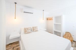 Postel nebo postele na pokoji v ubytování Azure Horizon Skyros + 22 fotografií