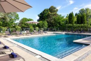 Bazén v ubytování SOWELL HOTELS Domaine de la Petite Isle nebo v jeho okolí