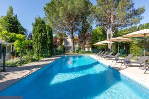 Bazén v ubytování SOWELL HOTELS Domaine de la Petite Isle nebo v jeho okolí