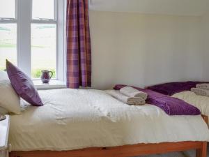 En eller flere senge i et værelse på Sandyhouse Cottage + 13 billeder