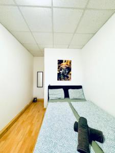 une chambre avec un lit et un tableau au mur dans l'établissement Stylish 2BR apartment Direct City Access, à Vienne