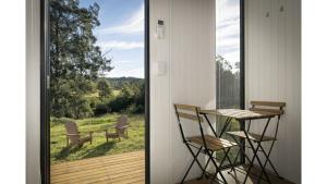 Un balcón o terraza en Tiny Creekside Cabin by Tiny Away