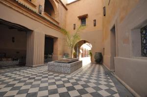 cortile con una pianta in vaso al centro di un edificio di Riad Dar Dzahra a Taroudant