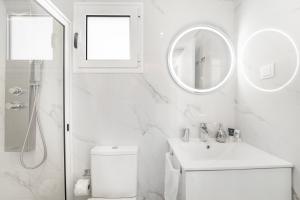 カリェタにあるBrand new private modern apartment with Patio and Sea Viewの洗面台と鏡のある白いバスルーム +38枚の写真