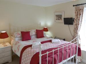En eller flere senge i et værelse på Hollyhock Cottage -Uk33553 + 7 billeder