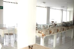ein Esszimmer mit einem Tisch und einem Tischtisch in der Unterkunft Hotel Dell Grappa in Nova Bassano