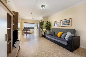 Beca's House في Vau: غرفة معيشة مع أريكة وتلفزيون