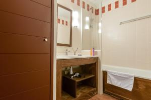 a bathroom with a sink and a mirror at Résidence Pierre & Vacances Le Belmont in Arc 1800