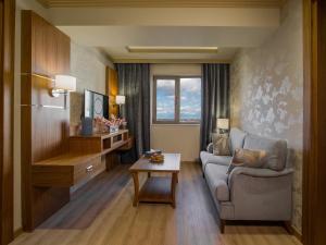 un soggiorno con un divano e un tavolo di Gems Hotel a Beirut