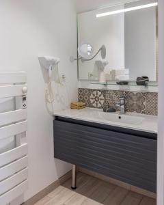 a bathroom with a sink and a mirror at "Notre Bastide" Maison et table d'hôtes traditionnelle et végétarienne, Piscine, jacuzzi, Clim, , à 5 mn de SARLAT in Marcillac-Saint-Quentin +37 photos