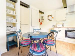 Η κουζίνα ή μικρή κουζίνα στο Coach House - E5120 +27 φωτογραφίες