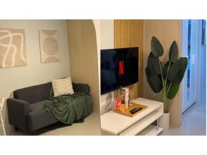 Area tempat duduk di Entire Apartment in Makati City with FAST WIFI