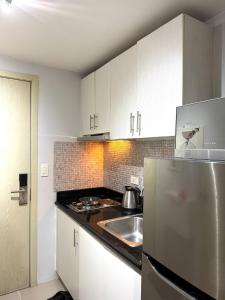 Dapur atau dapur kecil di Entire Apartment in Makati City with FAST WIFI