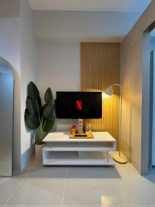 Televisi dan/atau pusat hiburan di Entire Apartment in Makati City with FAST WIFI