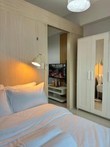 Tempat tidur dalam kamar di Entire Apartment in Makati City with FAST WIFI +2 foto