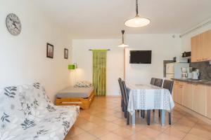 ein Wohnzimmer mit Tisch und Couch in der Unterkunft Le Pas Des Lanciers in Mallemort