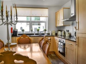 cocina con mesa de comedor y cocina con fogones en Apartment 2, en Bridlington