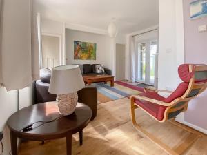 un soggiorno con un tavolo e una sedia di Cockle Cottage a Middleton-on-Sea