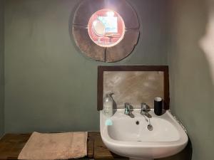 Ένα μπάνιο στο Martinsgate Snug