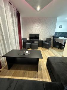 a living room with a couch and a table at Nobus Jezerska zvezda A7 in Veliko Gradište