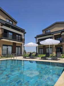 Bazén v ubytování First Class by Antalya Suites nebo v jeho okolí
