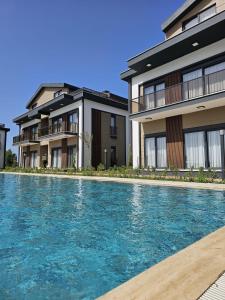 Bazén v ubytování First Class by Antalya Suites nebo v jeho okolí