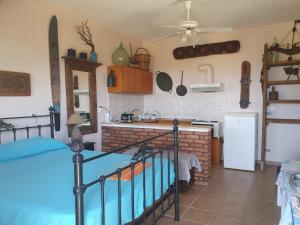 una camera con letto e una cucina con bancone di Managros Rooms - Studio Thea a Chorí