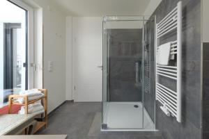 Ένα μπάνιο στο 5 Sterne Apartment Anastasia in der Hafenresidenz - Sauna und Seeblick +22 φωτογραφίες