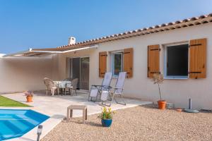 a house with a swimming pool and a patio at Villa les coteaux du soleil in Carcès