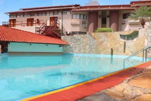 ein Schwimmbad vor einem Gebäude in der Unterkunft Recanto das Águas Quentes - TURISMO in Rio Quente