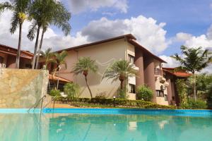 ein Haus mit einem Swimmingpool vor einem Gebäude in der Unterkunft Recanto das Águas Quentes - TURISMO in Rio Quente + 15 Fotos