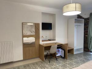 a room with a desk and a bedroom with a bed at La Casa di Therry bed & breakfast in Viggiano