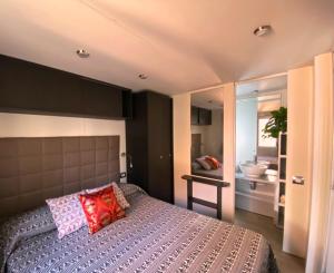 una camera con letto e un bagno con lavandino di Camping Torre di Barisardo a Bari Sardo