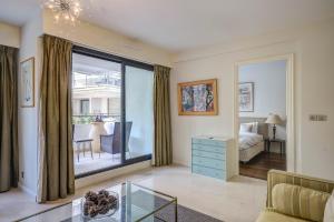 戛纳Carlton Riviera Cannes的客厅配有床和玻璃桌 更多157张照片