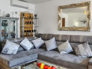 Una sala de estar con un sofá con almohadas y un espejo. en Apartment 2, en Bridlington