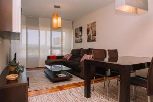 uma sala de estar com um sofá e uma mesa em Tranquilidad con vistas de Vigo by CABANA Rentals em Vigo