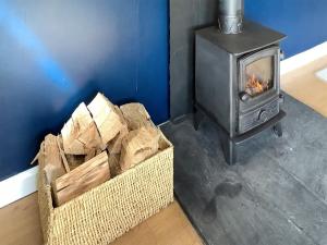 une cheminée avec un poêle à bois dans une pièce dans l'établissement Covina - Uk43994, à Anderby