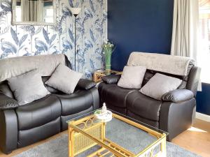 un salon avec un canapé en cuir et une table dans l'établissement Covina - Uk43994, à Anderby