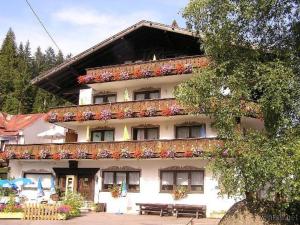 a building with flowers on the side of it at Gasthof Mühle – Natur- & Wanderhotel in Rinchnach