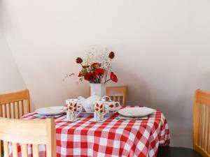 KingsdownにあるPoppy Lodgeの赤白チェッカーテーブル布付テーブル