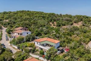 une vue aérienne d'une maison sur une colline dans l'établissement White Cottage, à Olbia