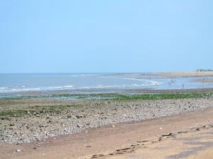 - une plage avec un tas de rochers et l'océan dans l'établissement Dove Cottage, à Minehead