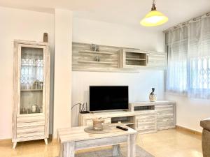 Μια τηλεόραση ή/και κέντρο ψυχαγωγίας στο Bajo del Montsià con Piscina