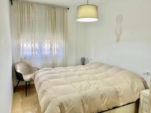 Ένα ή περισσότερα κρεβάτια σε δωμάτιο στο Bajo del Montsià con Piscina