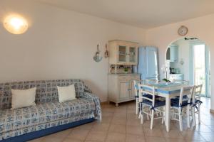 Η κουζίνα ή μικρή κουζίνα στο Appartamento la Via del Mare by Wonderful Italy